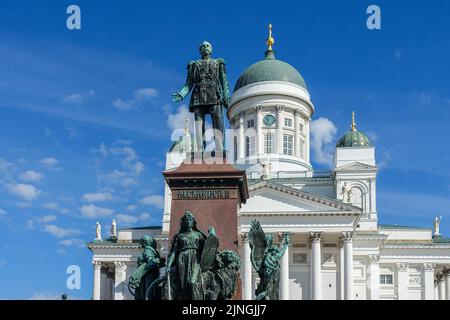 Helsinki, Finlandia. 09th ago, 2022. Helsinki, Finlandia 1st agosto 2022 la statua dello zar Alessandro II di fronte alla cattedrale di Helsinki (la cattedrale luterana evangelica finlandese della diocesi di Helsinki) si trova a Helsinki, Finlandia, il 1 agosto 2022 (Foto di Vadim Pacajev/Sipa USA) Credit: Sipa USA/Alamy Live News Foto Stock