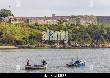 L'AVANA, CUBA - 11 GENNAIO 2021: Pescatori seduti in barche ancorate all'ingresso del porto di l'Avana, Cuba Foto Stock