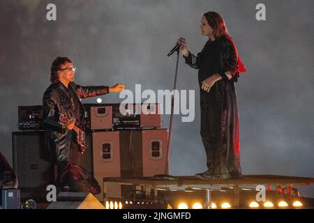 Ozzy Osbourne fasi sorpresa Black Sabbath Reunion a 2022 Commonwealth Games cerimonia di chiusura Foto Stock