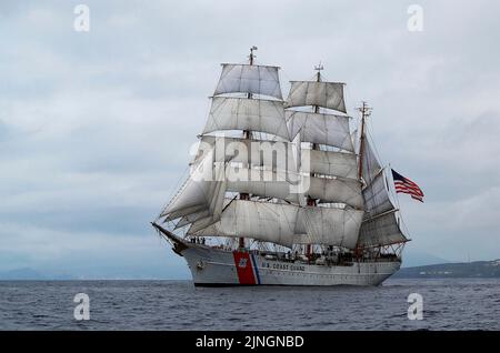La nave alta USCGC Eagle, tagliatrice della Guardia Costiera degli Stati Uniti, che mostra vele complete in partenza per l'Oceano Atlantico, 2 luglio 2019 al largo delle Azzorre. Foto Stock