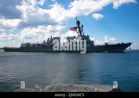 I membri della famiglia osservano come il cacciatorpediniere missilistico guidato USS Delbert D. Black, classe Arleigh Burke della Marina statunitense, transita in banchina sulla prima distribuzione dalla Naval Station Mayport, 2 agosto 2022 a Mayport, Florida. Foto Stock