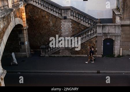 Parigi, Francia - Luglio, 13: Persone che camminano accanto alle scale per rue de Tolbiac il 13 Luglio, 2022 Foto Stock