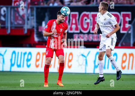 ENSCHEDE, PAESI BASSI - Agosto 11: Robin Propper del FC Twente dirige la palla durante la UEFA Europa Conference League 2022/23 terzo turno di qualificazione seconda tappa tra FC Twente e Cukaricki a De Grolsch veste il 11 Agosto 2022 a Enschede, Paesi Bassi (Foto di Marcel ter Bals/Orange Pictures) Foto Stock