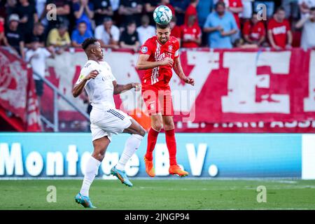 ENSCHEDE, PAESI BASSI - AGOSTO 11: Muhammed Badamosi di Cukaricki e Robin Propper di FC Twente gareggiano per la palla diretta durante la UEFA Europa Conference League 2022/23 terzo turno di qualificazione seconda tappa tra FC Twente e Cukaricki a De Grolsch Veste il 11 agosto 2022 a Enschede, Paesi Bassi (Foto di Marcel ter Bals/Orange Pictures) Foto Stock