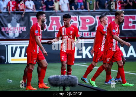 ENSCHEDE, PAESI BASSI - Agosto 11: Robin Propper del FC Twente festeggia con Mees Hilgers del FC Twente dopo aver segnato i suoi lati primo gol durante la UEFA Europa Conference League 2022/23 terzo turno di qualificazione seconda gamba partita tra FC Twente e Cukaricki a De Grolsch Veste il 11 Agosto, 2022 a Enschede, Paesi Bassi (Foto di Marcel ter Bals/Orange Pictures) Foto Stock