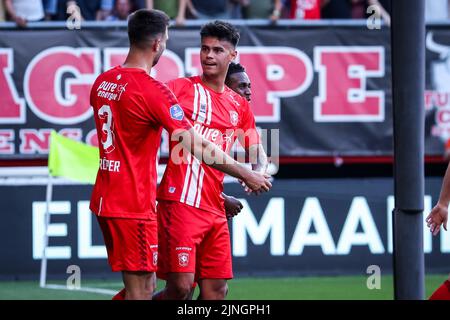 ENSCHEDE, PAESI BASSI - Agosto 11: Robin Propper del FC Twente festeggia con Mees Hilgers del FC Twente dopo aver segnato i suoi lati primo gol durante la UEFA Europa Conference League 2022/23 terzo turno di qualificazione seconda gamba partita tra FC Twente e Cukaricki a De Grolsch Veste il 11 Agosto, 2022 a Enschede, Paesi Bassi (Foto di Marcel ter Bals/Orange Pictures) Foto Stock