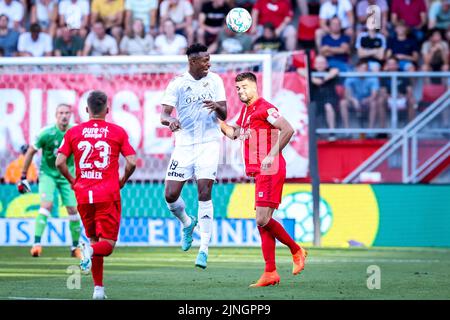 ENSCHEDE, PAESI BASSI - AGOSTO 11: Muhammed Badamosi di Cukaricki e Robin Propper di FC Twente gareggiano per la palla diretta durante la UEFA Europa Conference League 2022/23 terzo turno di qualificazione seconda tappa tra FC Twente e Cukaricki a De Grolsch Veste il 11 agosto 2022 a Enschede, Paesi Bassi (Foto di Marcel ter Bals/Orange Pictures) Foto Stock