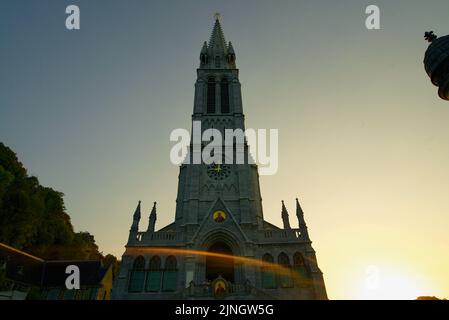 Tramonto a Sanctuaires Notre-Dame de Lourdes, un luogo di pellegrinaggio cattolico nel sud della Francia. Il Santuario di nostra Signora di Lourdes. Chiesa. Santuario. Foto Stock