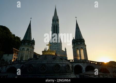 Tramonto a Sanctuaires Notre-Dame de Lourdes, un luogo di pellegrinaggio cattolico nel sud della Francia. Il Santuario di nostra Signora di Lourdes. Chiesa. Santuario. Foto Stock