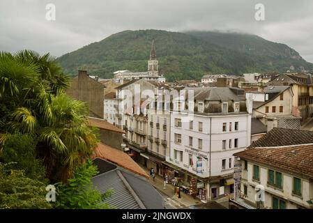Una vista alta che domina la città francese di Lourdes, Francia meridionale, negli alti Pirenei Occitanie. Montagne e Église Paroissiale de Lourdes. Foto Stock