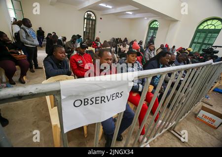 Nairobi, Kenya. 11th ago, 2022. Osservatori kenioti hanno visto al centro di tallying della circoscrizione di Starehe a Nairobi. I risultati delle elezioni generali del Kenya, svoltesi il 9th agosto 2022, proseguono. (Foto di Boniface Muthoni/SOPA Images/Sipa USA) Credit: Sipa USA/Alamy Live News Foto Stock