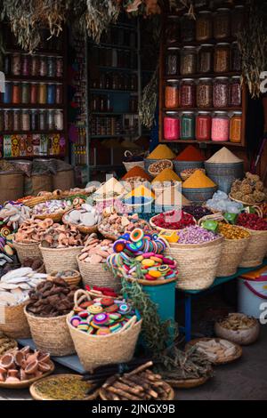 Spezie colorate in diversi destinatari in un mercato di spezie a Marrakech, Marocco Foto Stock