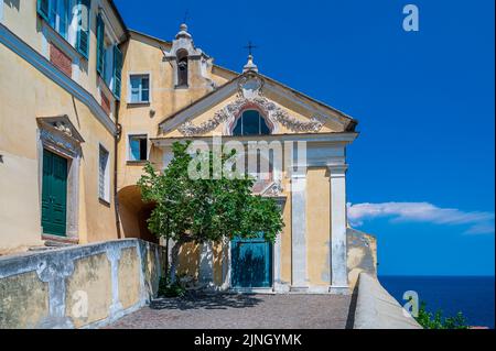 Chiesa Arciepiscopale nel villaggio marittimo di Noli sulla Riviera italiana Foto Stock