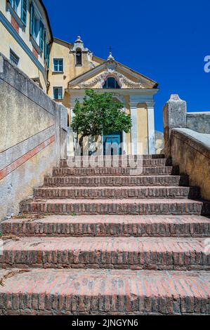 Chiesa Arciepiscopale nel villaggio marittimo di Noli sulla Riviera italiana Foto Stock