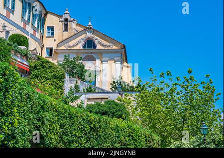 Chiesa Arciepiscopale nel villaggio marittimo di Noli sulla Riviera italiana Foto Stock