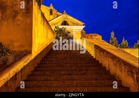 Chiesa Arciepiscopale nel villaggio marittimo di Noli sulla Riviera italiana Foto Stock