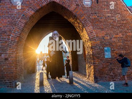 Wismar, Germania. 11th ago, 2022. I membri dell'associazione Kulturmühle Wismar sono in movimento nel centro della città con la grande figura di quattro metri 'Nosferatu' e altri burattini. (Foto dalla prova di vestiario) la produzione 'Nosferatour' sarà presentata in anteprima il 12 agosto 2022 nel centro di Wismar. Con esso, la città celebra l'anniversario del classico horror 'Nosferatu' di Friedrich Wilhelm Murnau, girato in location 100 anni fa. Credit: Jens Büttner/dpa/Alamy Live News Foto Stock