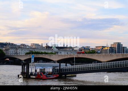 Il London Waterloo Bridge sul Tamigi con vista sul tramonto sullo sfondo Foto Stock