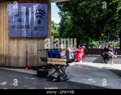 Maeve McHugh busking in Eyre Square.Singer e pianista. Foto Stock