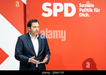 Berlino, Germania. 21st Feb, 2022. Lars Klingbeil, presidente del partito SPD, durante una conferenza stampa dopo la riunione del comitato esecutivo del partito SPD a Berlino, 21 febbraio 2022. Credit: dpa/Alamy Live News Foto Stock