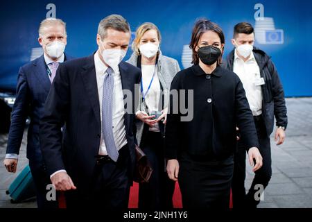 Bruxelles, Belgio. 21st Feb, 2022. Annalena Berbock, ministro federale degli esteri, (2nd da destra), appare al Consiglio "Relazioni esterne" di Bruxelles, 21 febbraio 2022. Credit: dpa/Alamy Live News Foto Stock