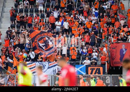 ALKMAAR, PAESI BASSI - 11 AGOSTO: Tifosi e sostenitori del Dundee United FC durante il terzo turno di Qualifiche della UEFA Europa Conference League tra AZ e Dundee United FC allo stadio AFAS il 11 agosto 2022 ad Alkmaar, Paesi Bassi (Foto di Patrick Goosen/Orange Pictures) Foto Stock