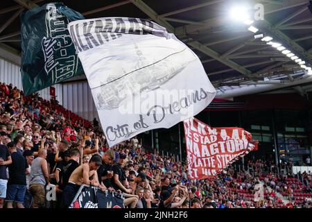 ALKMAAR, PAESI BASSI - 11 AGOSTO: Tifosi e sostenitori dell'AZ durante il terzo turno di qualificazione della UEFA Europa Conference League tra AZ e Dundee United FC all'AFAS Stadion il 11 agosto 2022 ad Alkmaar, Paesi Bassi (Foto di Patrick Goosen/Orange Pictures) Foto Stock