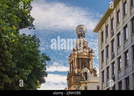 Londra, Regno Unito - 4 luglio 2022: Al largo di Trafalgar Square, St. Martin Lane. Torre scolpita sulla cima dell'Opera Nazionale Inglese, o ENO, nell'edificio del Colosseo, un Foto Stock