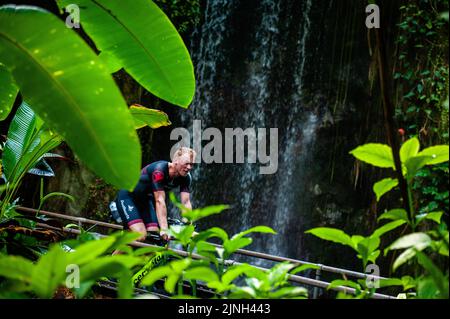 Arnhem, Paesi Bassi. 11th ago, 2022. Una vista dell'atleta OLAF Van Den Bergh circondato dalla natura durante il suo allenamento. L'atleta olandese OLAF Van Den Bergh inizia ad allenarsi nella foresta pluviale tropicale al coperto dello Zoo Burgers di Arnhem, in preparazione dei Campionati Mondiali Ironman di Kailua-Kona, alle Hawaii. Il Bush (foresta pluviale tropicale al coperto) è il luogo ideale per l'allenamento a causa dell'alta umidità e temperatura. (Foto di Ana Fernandez/SOPA Images/Sipa USA) Credit: Sipa USA/Alamy Live News Foto Stock