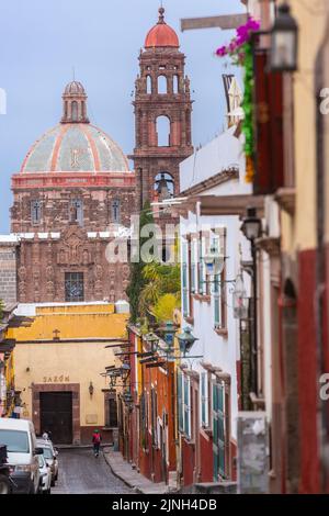 La cupola in stile neoclassico e il campanile di Iglesia de San Francisco sovrastano Calle Recreo nel centro storico di San Miguel de Allende, Messico. Foto Stock