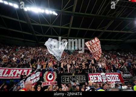 ALKMAAR, PAESI BASSI - 11 AGOSTO: Tifosi e sostenitori dell'AZ durante il terzo turno di qualificazione della UEFA Europa Conference League tra AZ e Dundee United FC all'AFAS Stadion il 11 agosto 2022 ad Alkmaar, Paesi Bassi (Foto di Patrick Goosen/Orange Pictures) Foto Stock