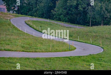 Strada con tornanti in campagna Foto Stock