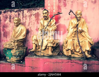 Le statue d'oro nel monastero dei diecimila Buddha di Sha Tin, Hong Kong Foto Stock