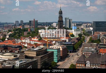 Amburgo, Germania, giugno 11th 2022. Vista aerea dalla chiesa di San Nikolai Foto Stock