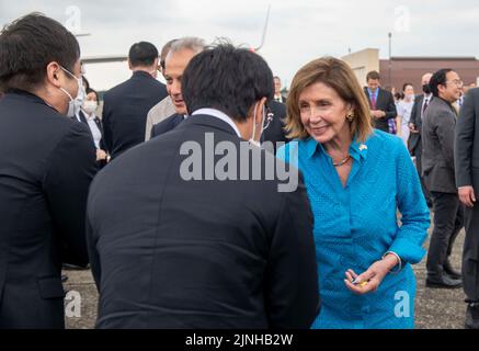 Il relatore della Casa Nancy Pelosi interagisce con un funzionario giapponese durante la sua visita alla base aerea di Yokota, Giappone, 5 agosto 2022. Durante la sua visita in Giappone, il presidente Pelosi ha incontrato il primo ministro giapponese Fumio Kishida per discutere del rafforzamento dell'alleanza USA-Giappone e di un libero e aperto Indo-Pacifico. (STATI UNITI Air Force foto di Senior Airman Hannah Bean) Foto Stock