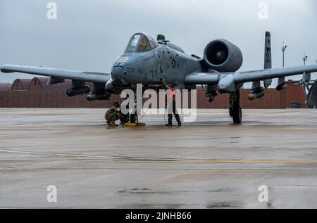 I militari assegnati allo Squadron 25th Fighter Generation eseguono controlli di preflight su un Thunderbolt II a-10C presso la base aerea Osan, Repubblica di Corea, 23 giugno 2022. Il 25th Fighter Squadron e i 25th FGS appena attivati collaborano per preparare ed eseguire missioni di supporto aereo a stretto contatto in difesa della Repubblica di Corea e della stabilità regionale. (STATI UNITI Air Force foto di staff Sgt. Dwane R. Young) Foto Stock