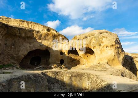 Grotte scavate nella roccia dell'antica città di Uplistsikhe vicino a Gori, Georgia Foto Stock