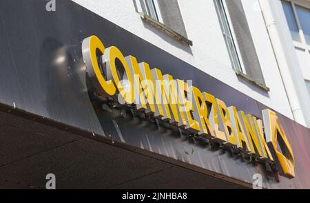 L'ingresso della Commerzbank con il logo giallo a Heinsberg, Germania Foto Stock