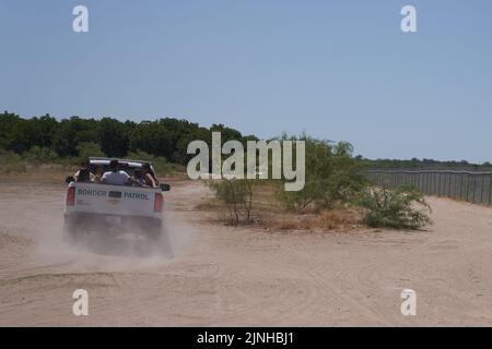 Eagle Pass, Texas, Stati Uniti. 11th ago, 2022. Un gruppo di migranti viene trasportato dalla polizia di frontiera statunitense dopo aver attraversato illegalmente il fiume Rio Grande dal Messico verso una proprietà privata a Eagle Pass, Texas, giovedì 11 agosto 2022. (Credit Image: © Allison Dinner/ZUMA Press Wire) Foto Stock