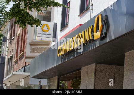 L'ingresso della Commerzbank con il logo giallo a Heinsberg, Germania Foto Stock