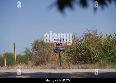 Eagle Pass, Texas, Stati Uniti. 11th ago, 2022. Un cartello 'No Trespassing' è visto sulla proprietà privata di Eagle Pass, Texas, giovedì 11 agosto 2022. (Credit Image: © Allison Dinner/ZUMA Press Wire) Foto Stock