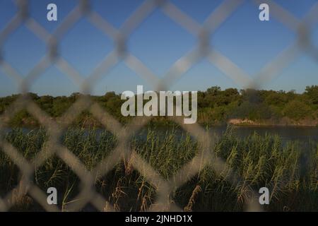 Eagle Pass, Texas, Stati Uniti. 11th ago, 2022. Una vista del confine meridionale degli Stati Uniti del fiume Rio Grande da Eagle Pass, Texas, guardando in Messico il Giovedi 11 agosto 2022. (Credit Image: © Allison Dinner/ZUMA Press Wire) Foto Stock