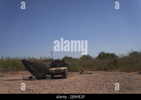 Eagle Pass, Texas, Stati Uniti. 11th ago, 2022. Un veicolo militare della Guardia Nazionale degli Stati Uniti è parcheggiato per monitorare il traffico migrante vicino al fiume Rio Grande a Eagle Pass, Texas, giovedì 11 agosto 2022. (Credit Image: © Allison Dinner/ZUMA Press Wire) Foto Stock