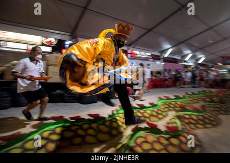 Kuala Lumpur, Kuala Lumpur, Malesia. 8th ago, 2022. Un sacerdote etnico cinese esegue rituali di preghiera durante il festival dei fantasmi affamati a Kota Damansara a Kuala Lumpur. Il festival dei fantasmi affamati cade il 15th° giorno del settimo mese lunare. I devoti cinesi credevano che le porte dell'inferno fossero aperte durante il mese e gli antenati morti ritornavano sulla Terra. (Credit Image: © Vivian lo/SOPA Images via ZUMA Press Wire) Foto Stock