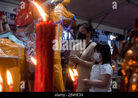 Kuala Lumpur, Kuala Lumpur, Malesia. 8th ago, 2022. Durante il festival Hungry Ghost a Kota Damansara a Kuala Lumpur, i cinesi pregano di fronte a un cavallo di carta. Il festival dei fantasmi affamati cade il 15th° giorno del settimo mese lunare. I devoti cinesi credevano che le porte dell'inferno fossero aperte durante il mese e gli antenati morti ritornavano sulla Terra. (Credit Image: © Vivian lo/SOPA Images via ZUMA Press Wire) Foto Stock