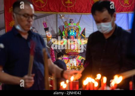 Kuala Lumpur, Kuala Lumpur, Malesia. 8th ago, 2022. I devoti hanno acceso le candele di fronte a una statua di carta della divinità cinese ''da Shi Ye'' durante il festival dei fantasmi affamati a Kota Damansara a Kuala Lumpur. Il festival dei fantasmi affamati cade il 15th° giorno del settimo mese lunare. I devoti cinesi credevano che le porte dell'inferno fossero aperte durante il mese e gli antenati morti ritornavano sulla Terra. (Credit Image: © Vivian lo/SOPA Images via ZUMA Press Wire) Foto Stock