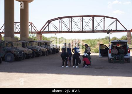 Eagle Pass, Texas, Stati Uniti. 11th ago, 2022. Un gruppo di migranti viene processato dalla polizia di frontiera degli Stati Uniti dopo aver attraversato illegalmente il fiume Rio Grande dal Messico all'Eagle Pass, Texas, giovedì 11 agosto 2022. (Credit Image: © Allison Dinner/ZUMA Press Wire) Foto Stock