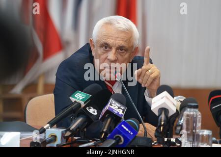 Bucarest, Romania - 04 agosto 2022: Petre Daea, ministro rumeno dell'Agricoltura e dello sviluppo rurale, interviene in una conferenza stampa al ministero Foto Stock