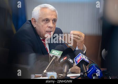 Bucarest, Romania - 04 agosto 2022: Petre Daea, ministro rumeno dell'Agricoltura e dello sviluppo rurale, interviene in una conferenza stampa al ministero Foto Stock