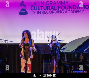 Miami, Stati Uniti. 11th ago, 2022. Valentina García si esibisce sul palco presso il Miami Dade College - Wolfson Campus di Miami, Florida, giovedì 11 agosto 2022. La Fondazione Culturale Latin GRAMMY assegna la borsa di studio Sofia Carson alla cantante e studentessa Valentina Garcia di 18 anni. Foto di Gary i Rothstein/UPI Credit: UPI/Alamy Live News Foto Stock